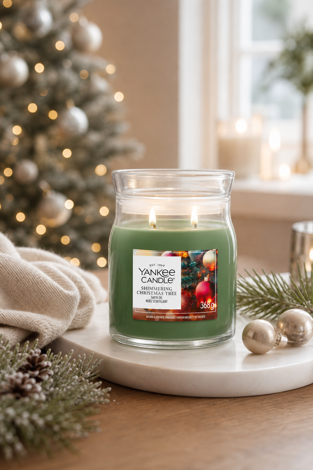 Shimmering Christmas Tree Signature Medium Jar 368g 2-Docht in einer stimmungsvollen Anwendungsszene