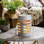 Weiße Duftlampe mit warmem Licht auf einem Wohnzimmertisch