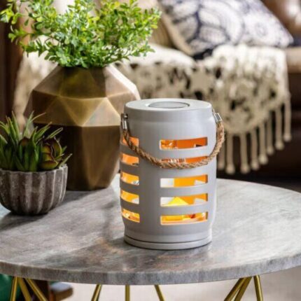 Weiße Duftlampe mit warmem Licht auf einem Wohnzimmertisch