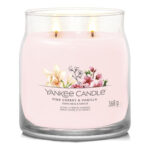 Rosa Yankee Candle Kerze mit zwei brennenden Dochten und Blumenetikett