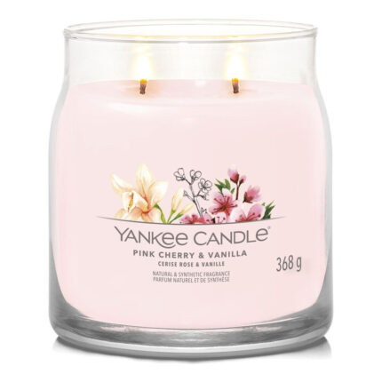 Rosa Yankee Candle Kerze mit zwei brennenden Dochten und Blumenetikett