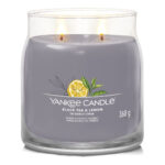 Brennende Yankee Candle Duftkerze mit zwei Dochten und sichtbarem Etikett