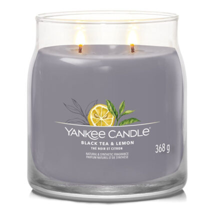 Brennende Yankee Candle Duftkerze mit zwei Dochten und sichtbarem Etikett