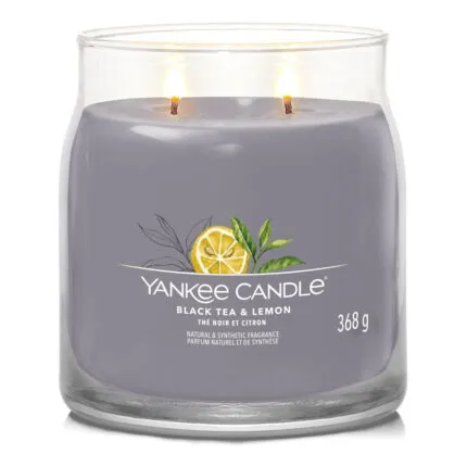 Brennende Yankee Candle Duftkerze mit zwei Dochten und sichtbarem Etikett