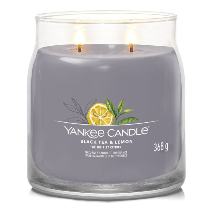 Brennende Yankee Candle Duftkerze mit zwei Dochten und sichtbarem Etikett