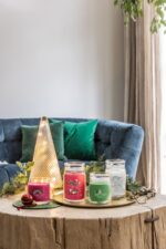 Yankee Candle Magical Bright Lights neben roten und grünen Kerzen