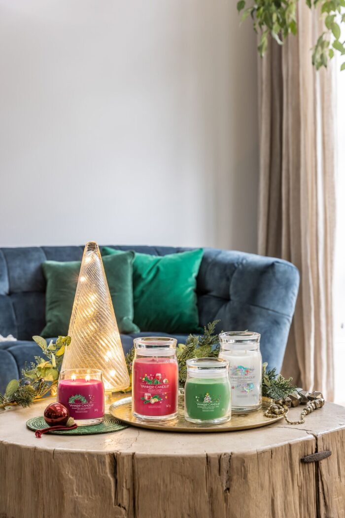 Yankee Candle Magical Bright Lights neben roten und grünen Kerzen