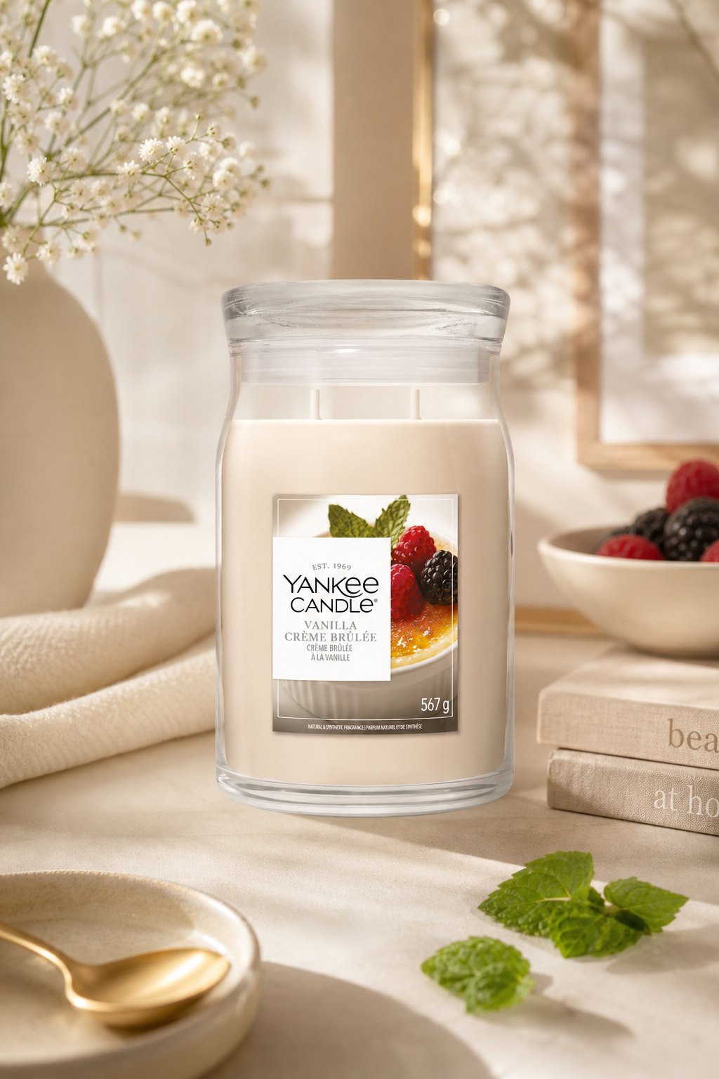 Signature Glas mittel 368g creme in einer stimmungsvollen Anwendungsszene