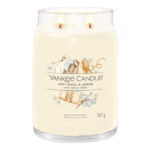 Brennende Soft Wool & Amber Kerze mit zwei Flammen im Glas
