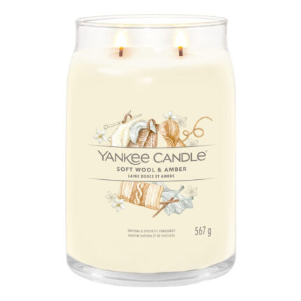 Brennende Soft Wool & Amber Kerze mit zwei Flammen im Glas