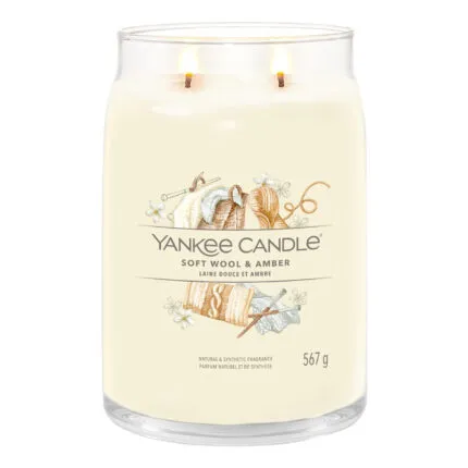 Brennende Soft Wool & Amber Kerze mit zwei Flammen im Glas
