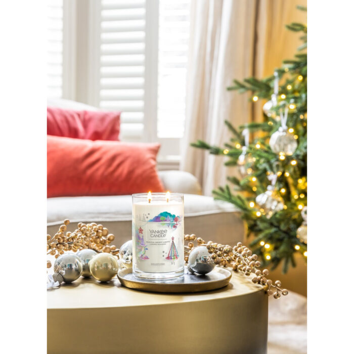 Yankee Candle Magical Bright Lights auf dekoriertem Tisch vor Weihnachtsbaum