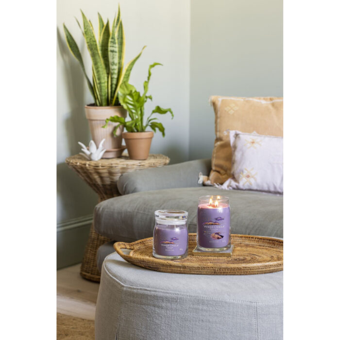 Vier Yankee Candle Kerzen verschiedener Farben auf einer Küchenarbeitsplatte