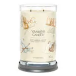 Brennende Yankee Candle Soft Wool & Amber auf grauem Kerzenhalter