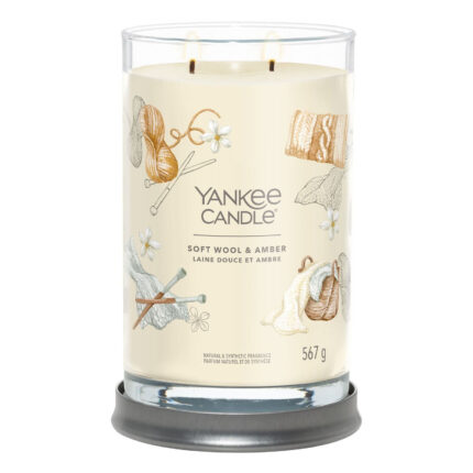 Brennende Yankee Candle Soft Wool & Amber auf grauem Kerzenhalter