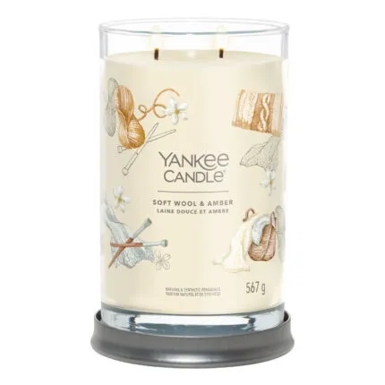 Brennende Yankee Candle Soft Wool & Amber auf grauem Kerzenhalter