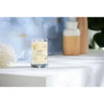 Brennende Yankee Candle Soft Wool & Amber auf Tisch vor Wohndekoration