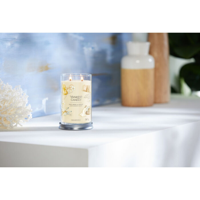 Brennende Yankee Candle Soft Wool & Amber auf Tisch vor Wohndekoration