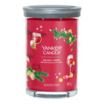 Frontansicht der roten Yankee Candle Holiday Cheer Kerze mit Weihnachtsmotiv