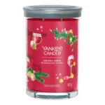 Frontansicht der roten Yankee Candle Holiday Cheer Kerze mit Weihnachtsmotiv