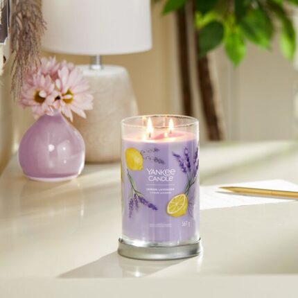 Brennende Yankee Candle Lemon Lavender Kerze auf einem Tisch
