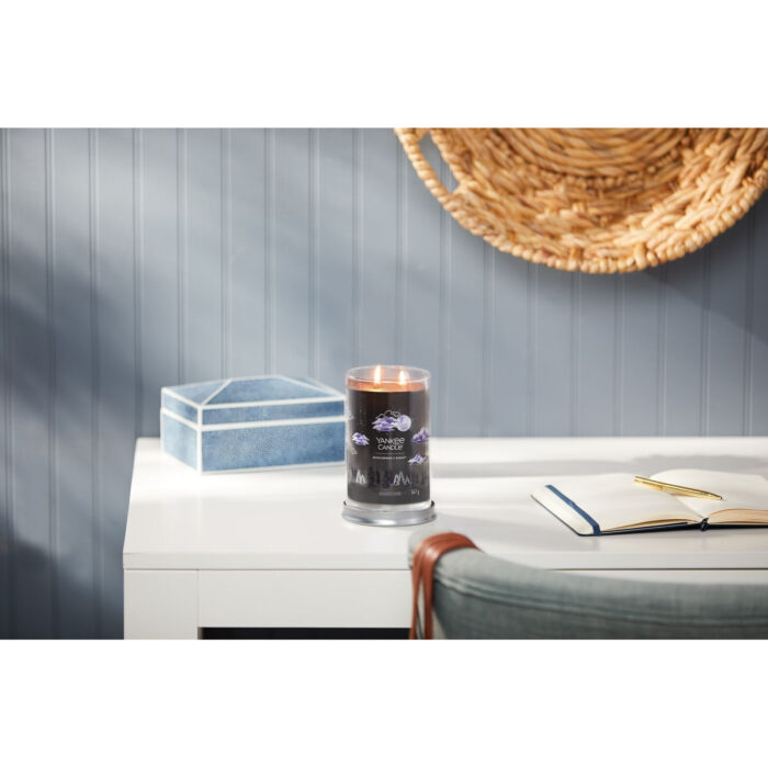 Yankee Candle Midsummer’s Night Kerze mit zwei brennenden Dochten
