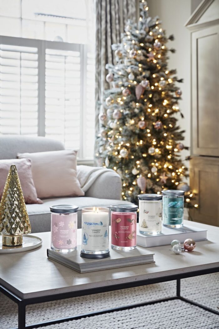 Mehrere Yankee Candle Kerzen mit Spun Sugar Flurries Kerze im Vordergrund