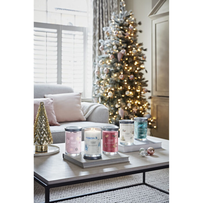 Peppermint Pinwheels Kerze in einer Gruppe verschiedener Yankee Candle Kerzen