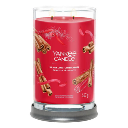 Rote Sparkling Cinnamon Kerze auf grauem Standfuß mit zwei Dochten