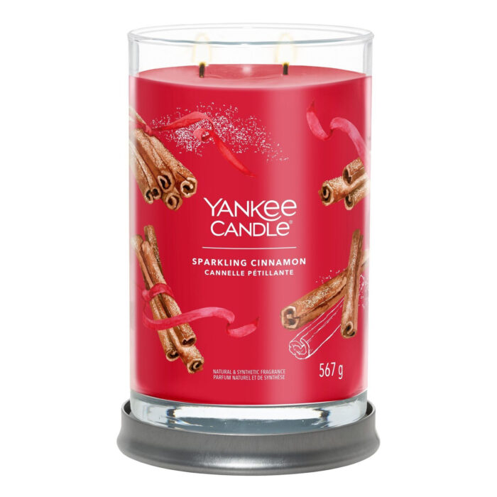 Rote Sparkling Cinnamon Kerze auf grauem Standfuß mit zwei Dochten