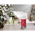 Sparkling Cinnamon Kerze steht vor Weihnachtsbaum und dekorativer Winterlandschaft