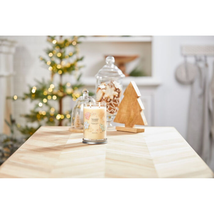 Brennende Christmas Cookie Kerze auf Holztisch mit Weihnachtsdekoration