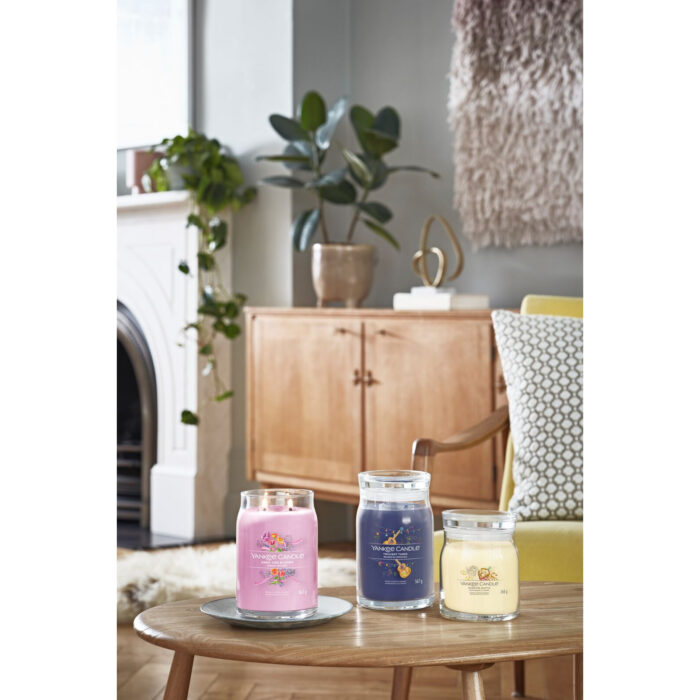 Drei Yankee Candle Kerzen stehen auf einem Wohnzimmertisch