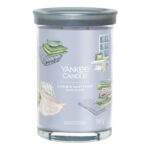 Yankee Candle Kerze im Glas mit illustriertem Etikett und Deckel