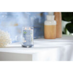 Brennende Yankee Candle A Calm & Quiet Place Kerze auf weißer Oberfläche