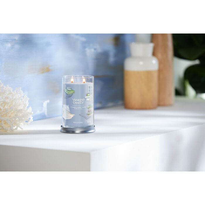 Brennende Yankee Candle A Calm & Quiet Place Kerze auf weißer Oberfläche