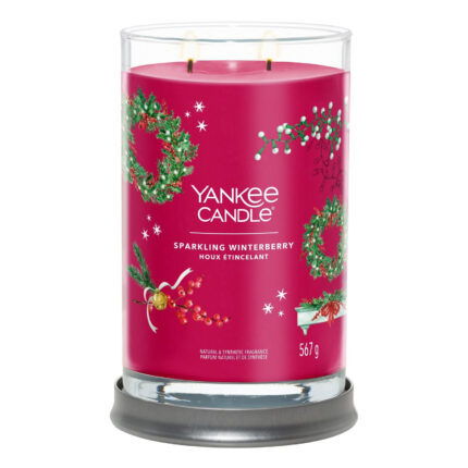 Brennende Sparkling Winterberry Kerze im Glas auf grauem Untersetzer
