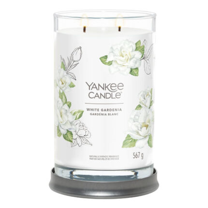 White Gardenia Kerze mit zwei brennenden Dochten auf grauem Kerzenhalter