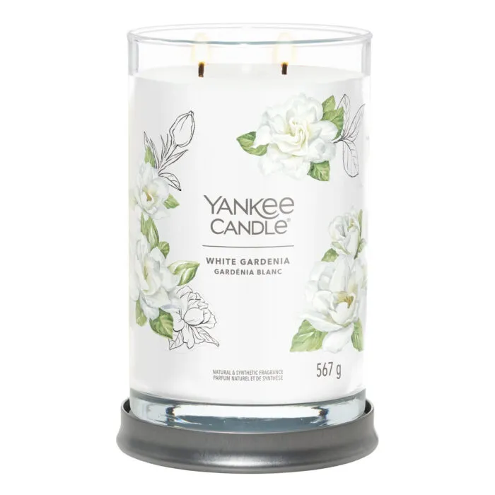 White Gardenia Kerze mit zwei brennenden Dochten auf grauem Kerzenhalter