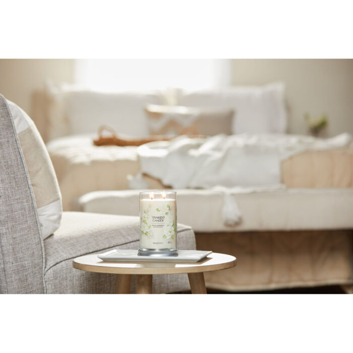 Brennende White Gardenia Kerze auf einem Tablett vor einem Sofa