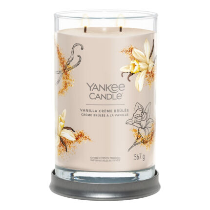 Geöffnete Yankee Candle mit zwei brennenden Dochten auf grauem Sockel