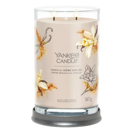 Geöffnete Yankee Candle mit zwei brennenden Dochten auf grauem Sockel