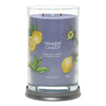 Brennende Black Tea & Lemon Kerze auf grauem Kerzenhalter