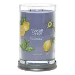 Brennende Black Tea & Lemon Kerze auf grauem Kerzenhalter