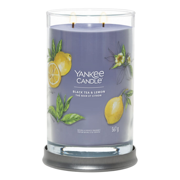 Brennende Black Tea & Lemon Kerze auf grauem Kerzenhalter