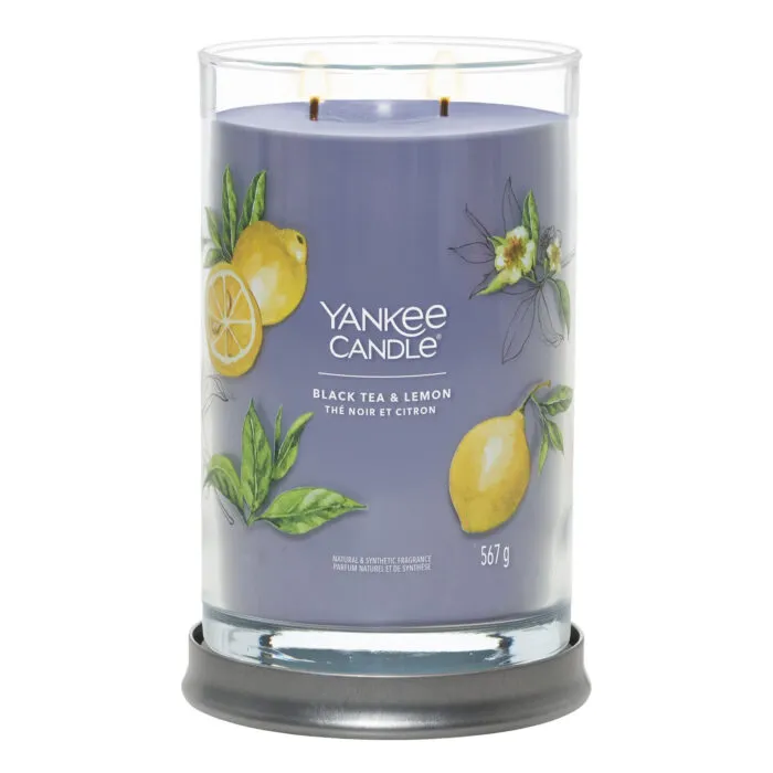 Brennende Black Tea & Lemon Kerze auf grauem Kerzenhalter