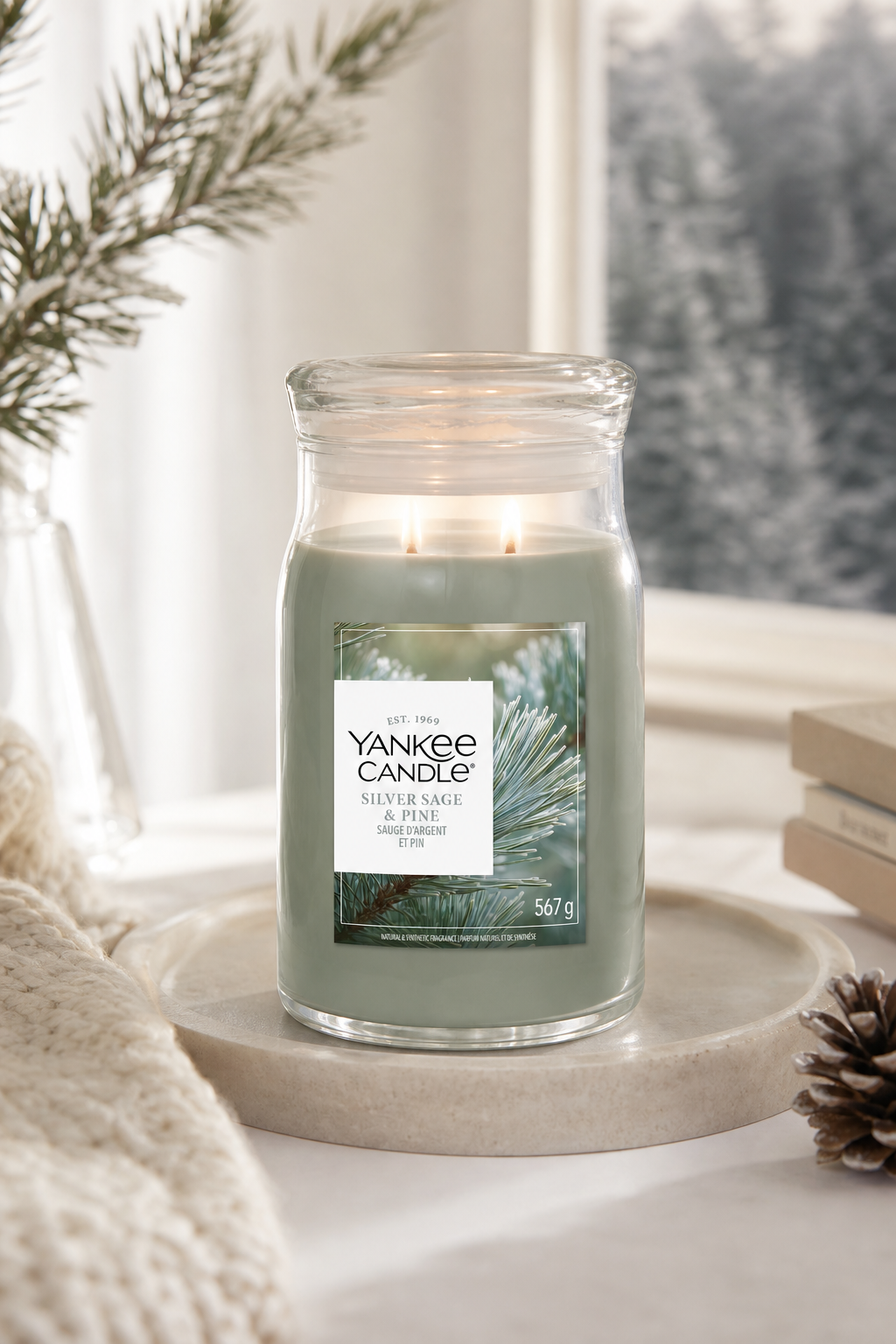 Silver Sage & Pine Signature Jar 567g 2-Docht in einer stimmungsvollen Anwendungsszene