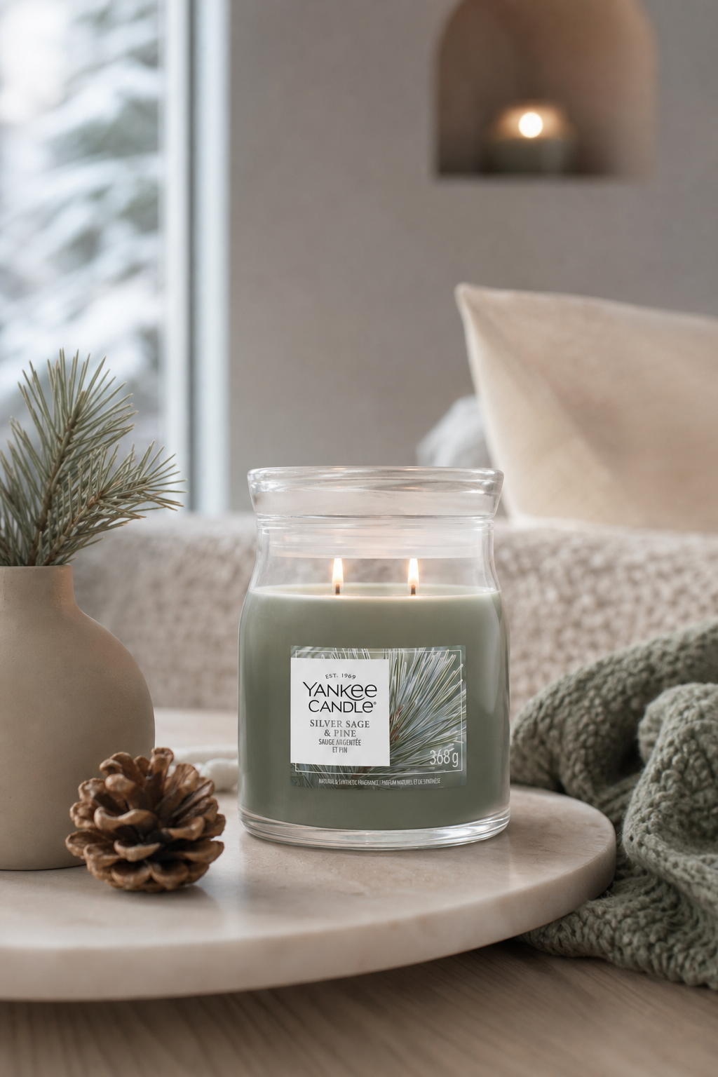 Silver Sage & Pine Signature Medium Jar 368g 2-Docht in einer stimmungsvollen Anwendungsszene