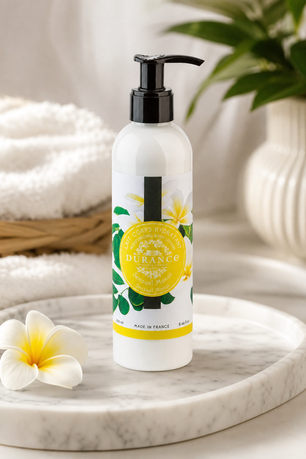 Sinnliches Monoi Bodylotion 250ml in einer stimmungsvollen Anwendungsszene