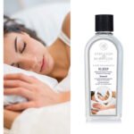 Ashleigh & Burwood Sleep Lampenöl-Flasche neben schlafender Person